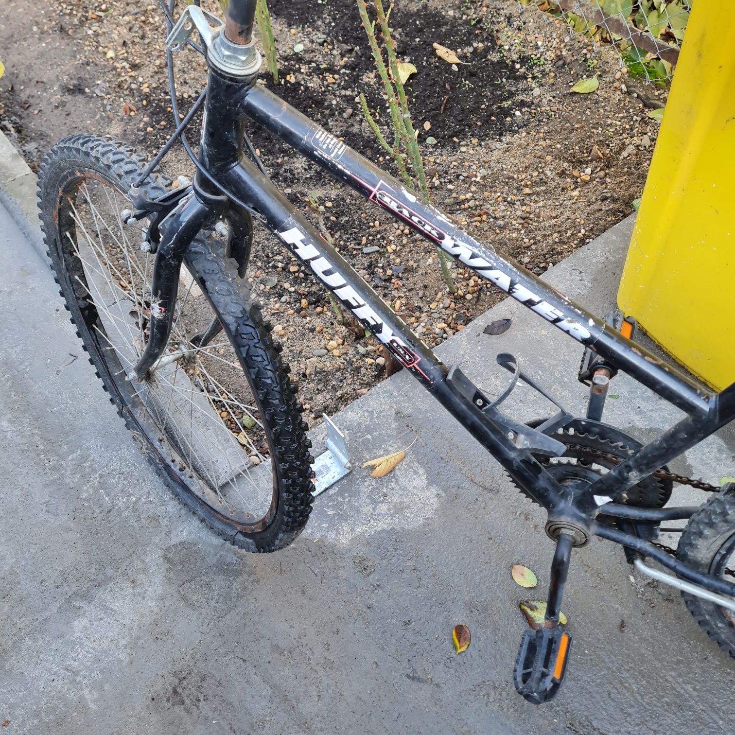 Doua biciclete neagra și albastra