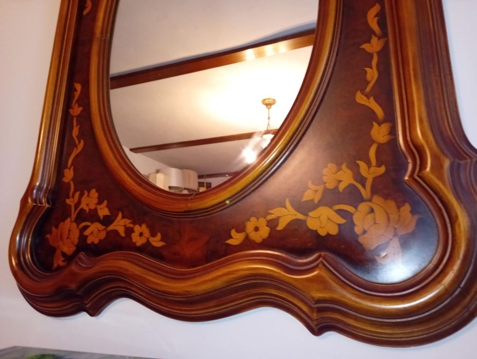 Oglinzi vechi din lemn și rasina