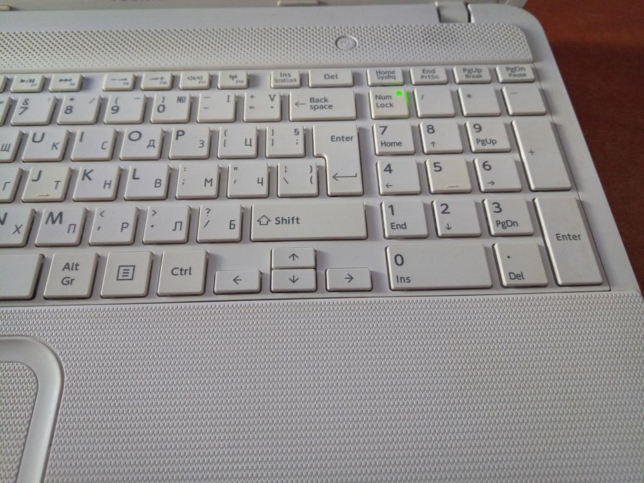 Лаптоп TOSHIBA плюс подарък чанта