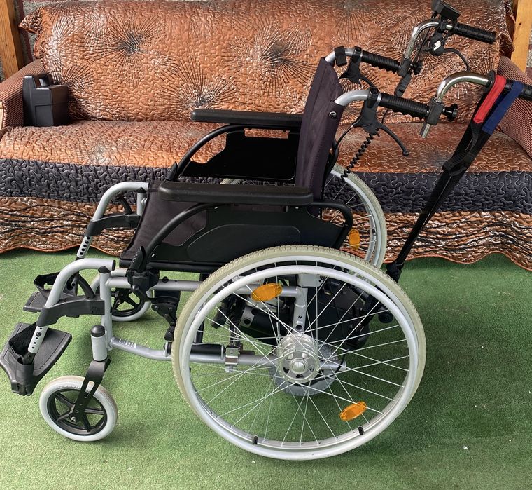 Caruț dizabilitați carucior handicap batrani Electric