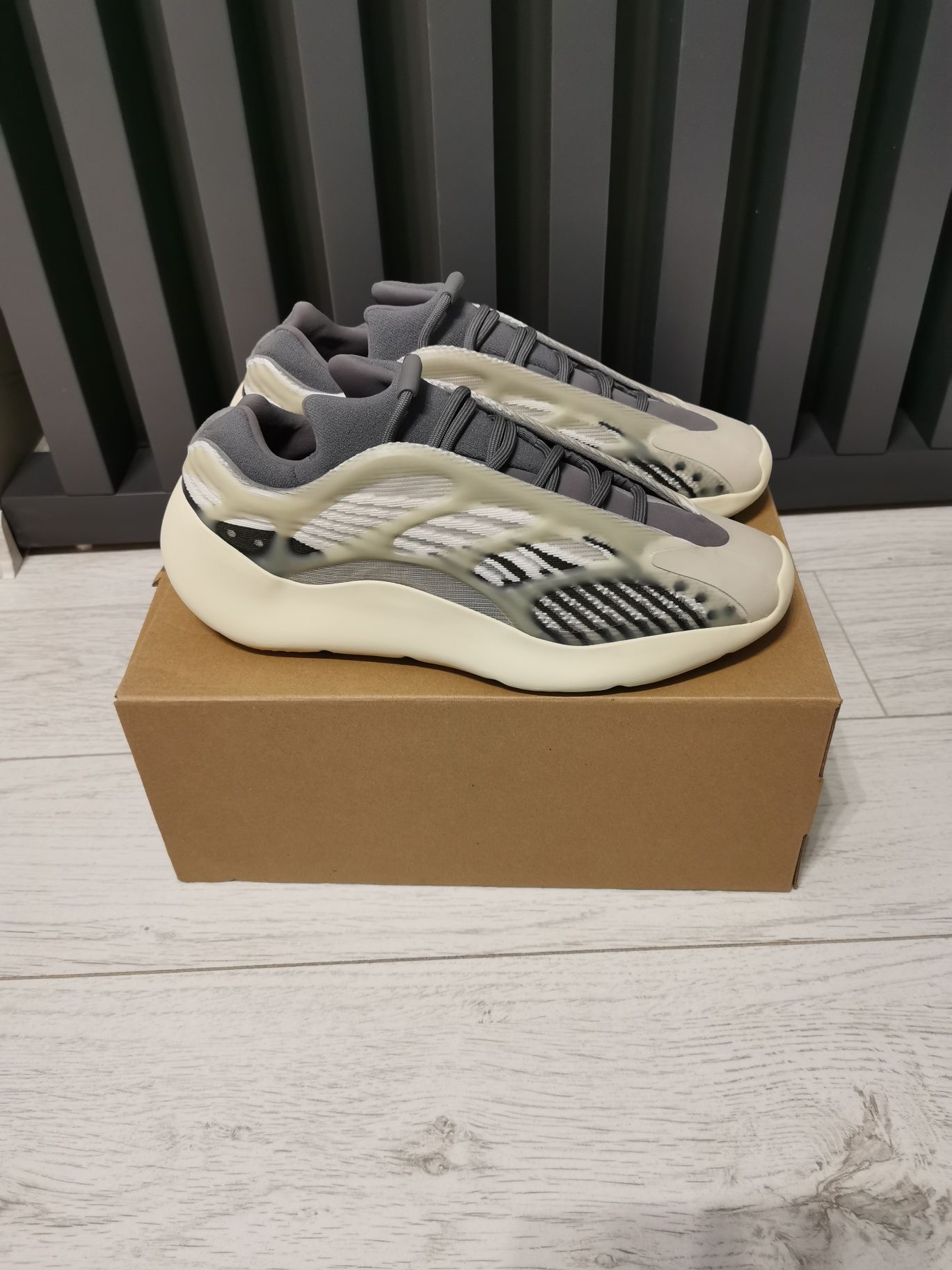 Adidas Yeezy 700 v3
Slonyx