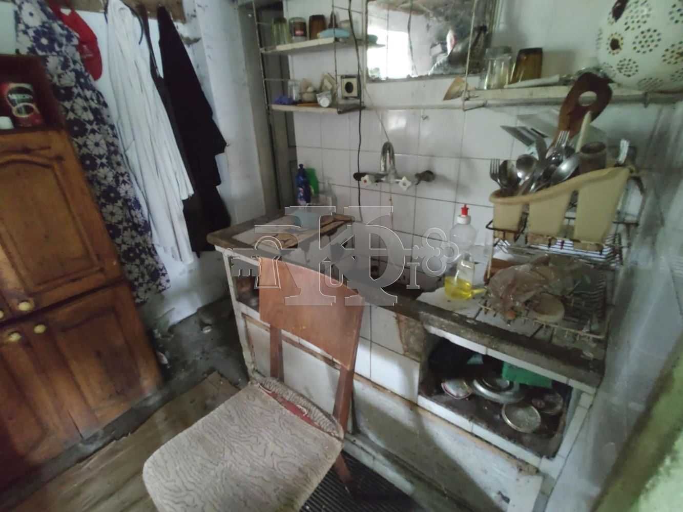 с. Бдинци, обл. Добрич, къща с голям двор, ток, вода, 34000лева.