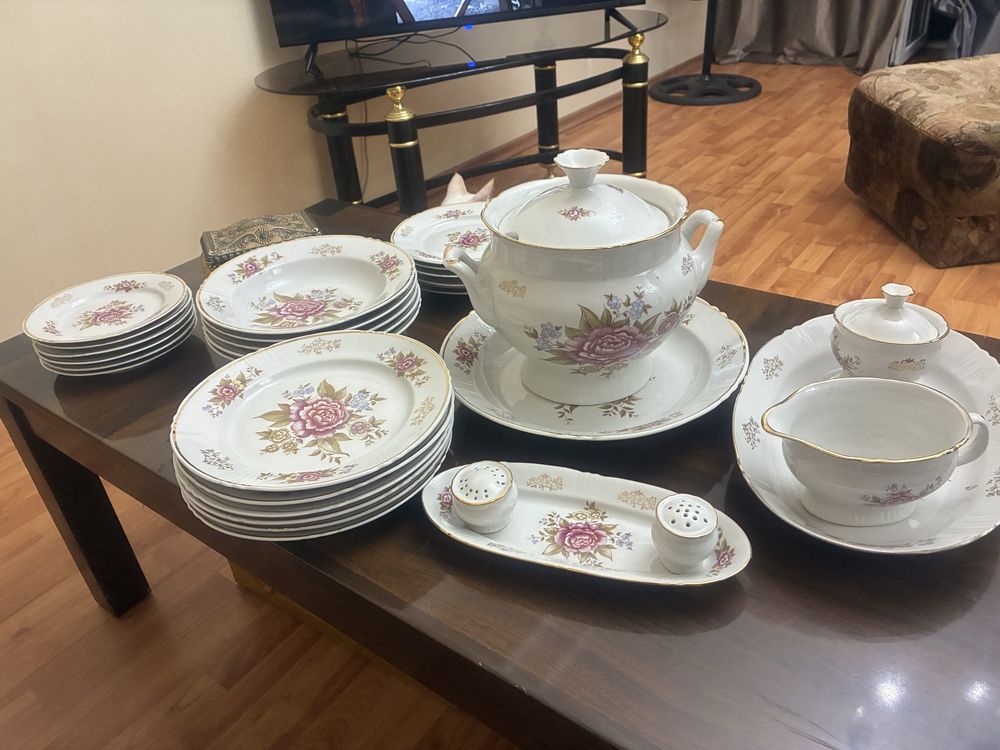 Сервиз столовый продам