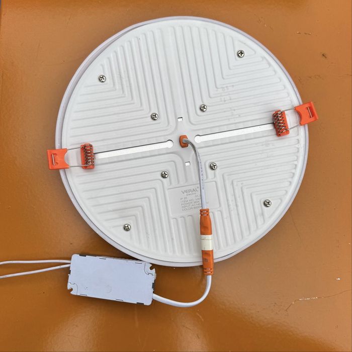 Плафон потолочный белый в хорошем состоянии