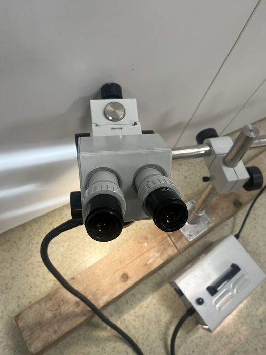 Microscop cu brat si lumina