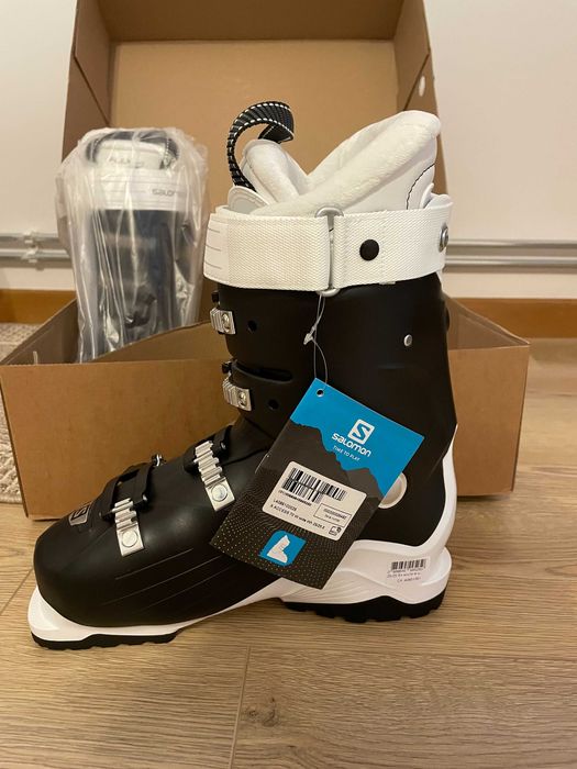 Se vinde o pereche de clăpari de damă Salomon.