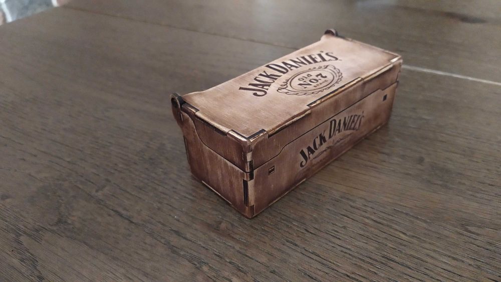 Лазерно изрязана декоративна кутийка за уиски Jack Daniels 50ml