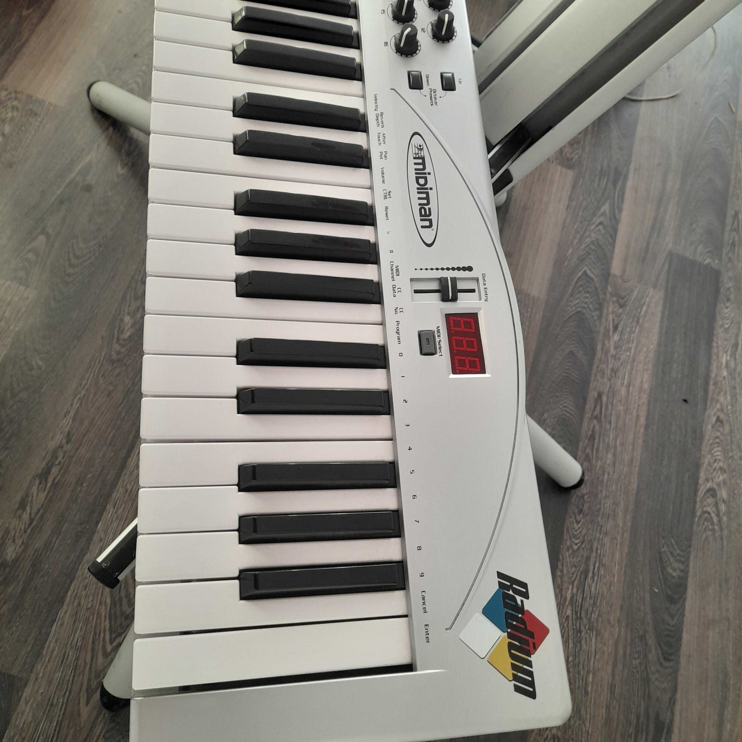 Korg продавам М-audio миди клавиатура 250лв Корг