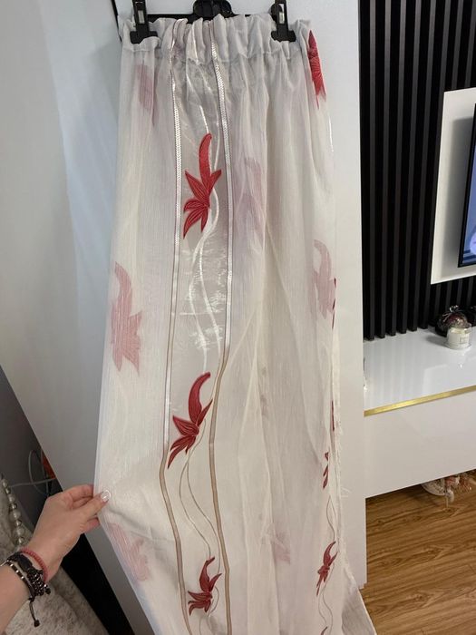 Perdea cu model rosu