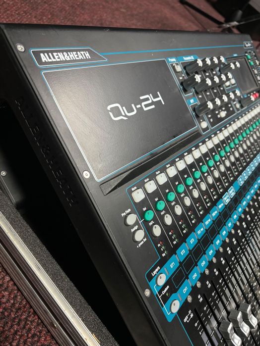 Allen & Heath QU-24 cu Case