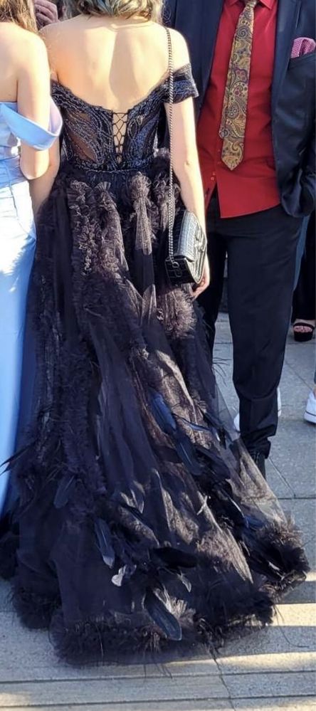 Бална рокля черна с пера