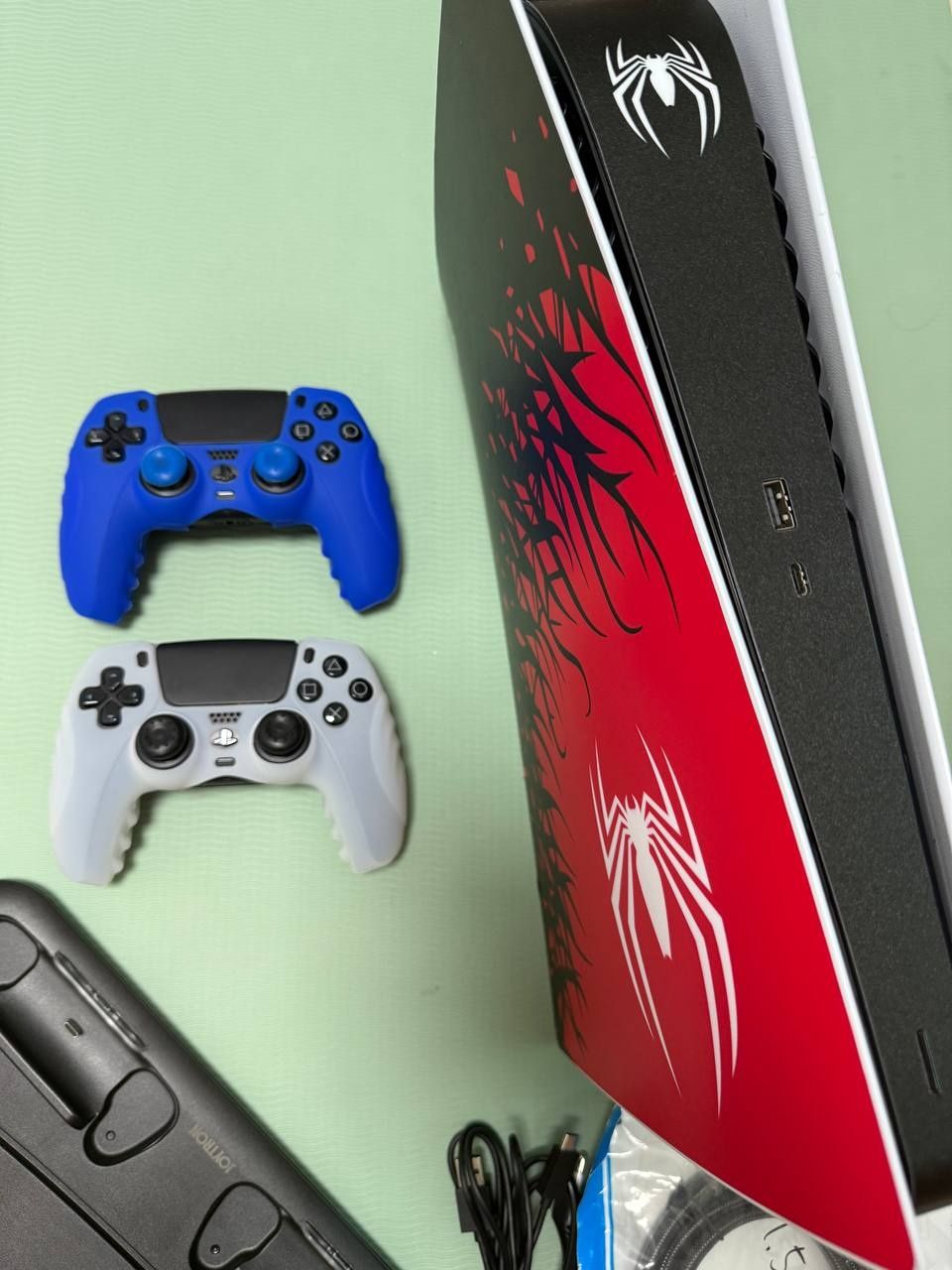 PlayStation 5 тайёр уйинлари билан 2 та джойстик