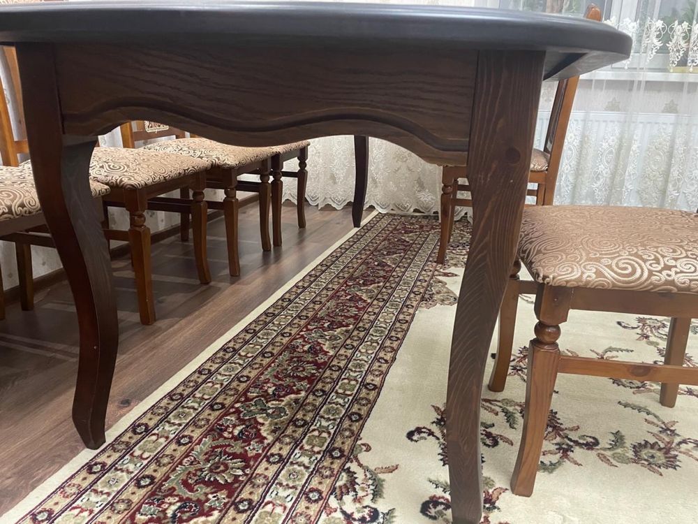 Гостинный стол деревянный, в отличном состояние