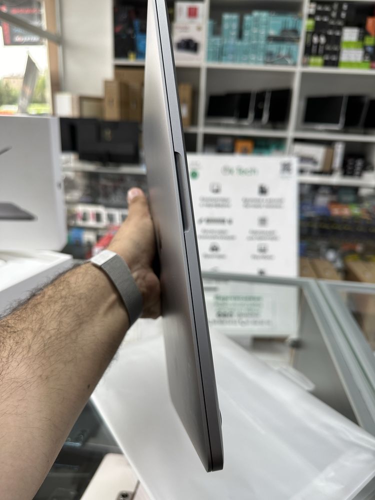 Срочно Продам MacBook Pro 2020 i5 16/512GB в идеальном состоянии