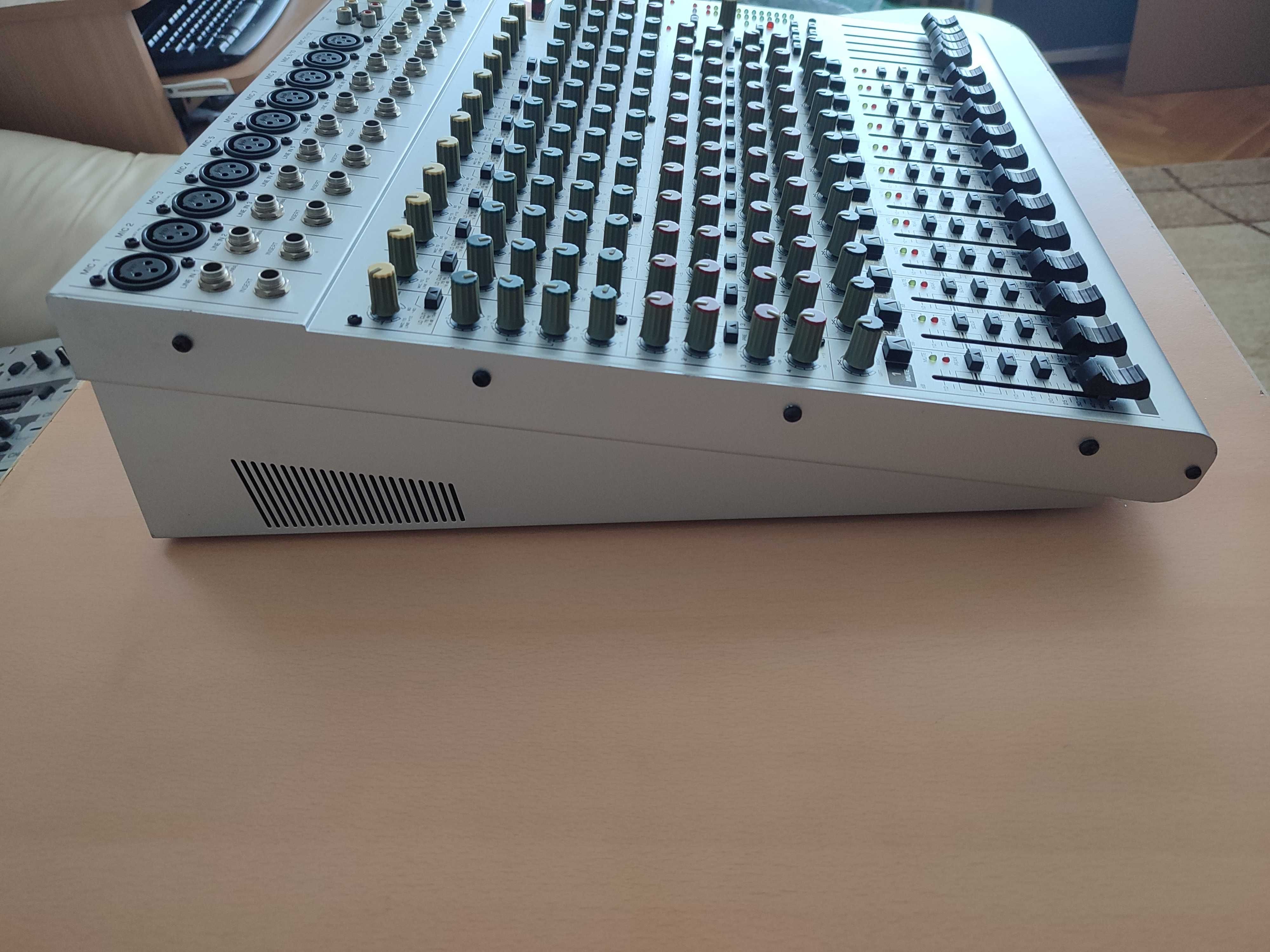 Пулт професионален 24 входа BEHRINGER EURORACK UB2442FX-PRO миксер