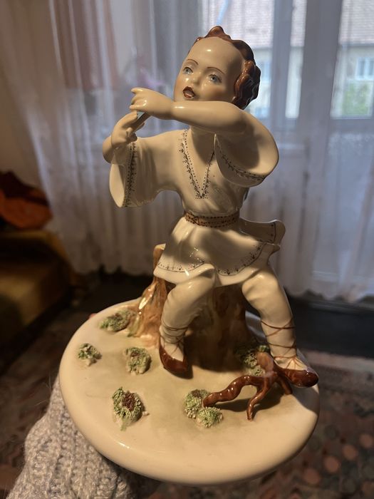 Figurina portelean Apulum, copil cu fluier