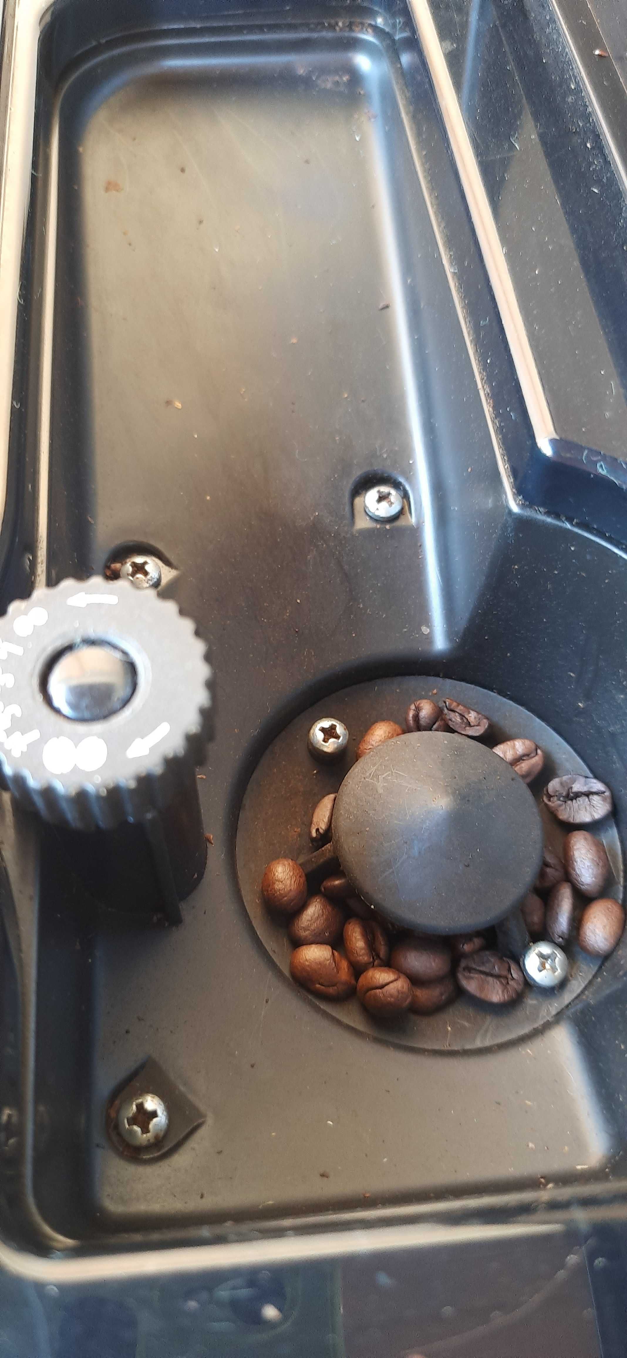 Кафеавтомат Delonghi ESAM 3200, 1350W в отлично състояние