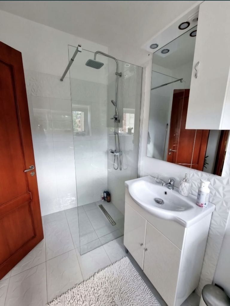 Închiriez pe termen lung Apartament tip studio, zonă centrală