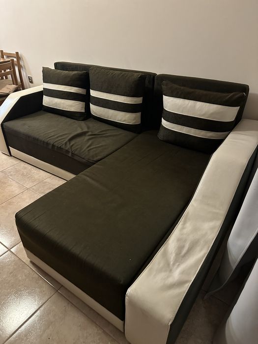 Диван , разтяга се .