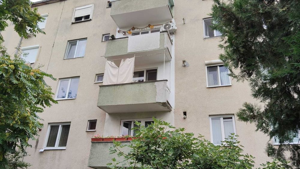 Vand apartament 3 camere bloc caramida etaj 2 Lugoj Micro I.