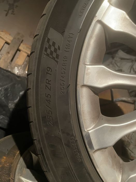 255/45/19 Michelin