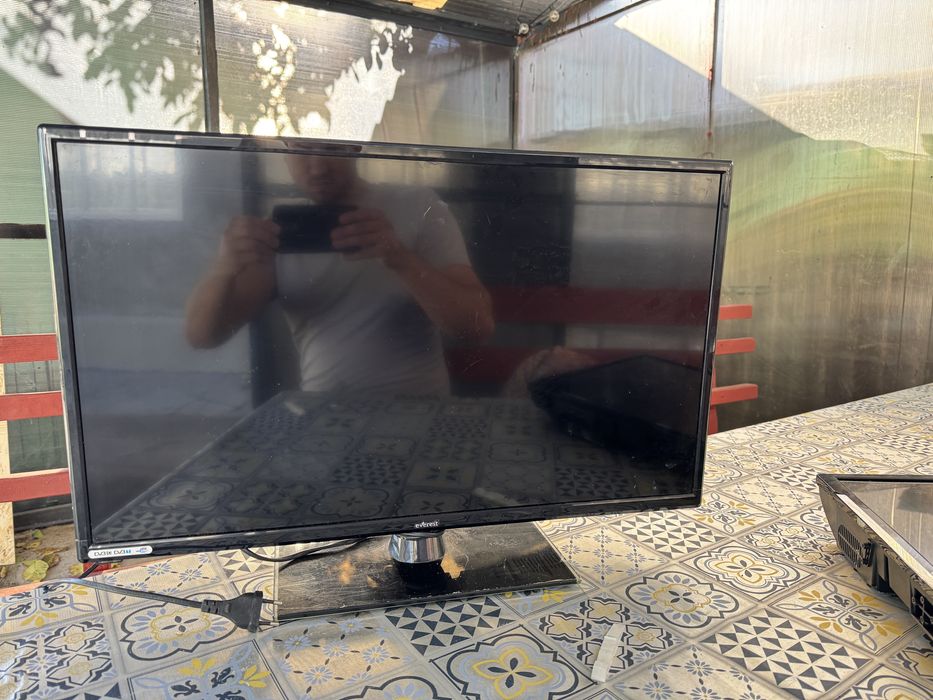 Led Tv EVEREST diagonala 28 cm  , led Tv UTOK.  Amandoua 300 lei