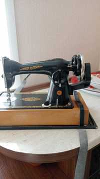 Продается швейная машинка Подольск Цена 10000 тенге.