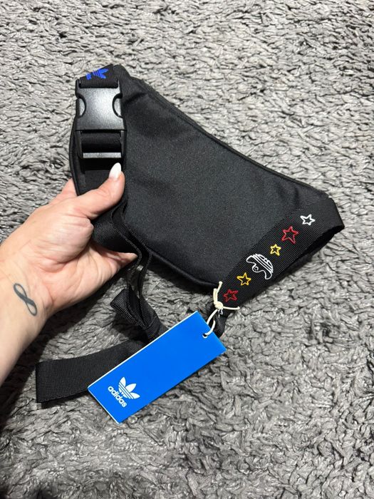 Nou cu etichetă:borseta Adidas x Mark Gonzales