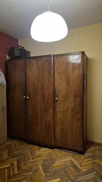 Гардероб от масивна дървесина