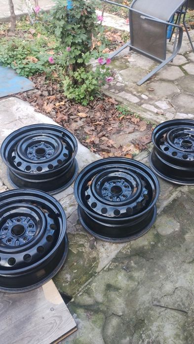 Четири стоманени джанти 16 цола (R16) от Toyota Corolla Verso.