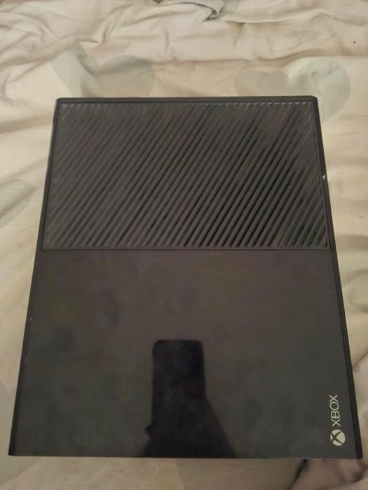 Здравейте продам този Xbox one със джостик и два диска