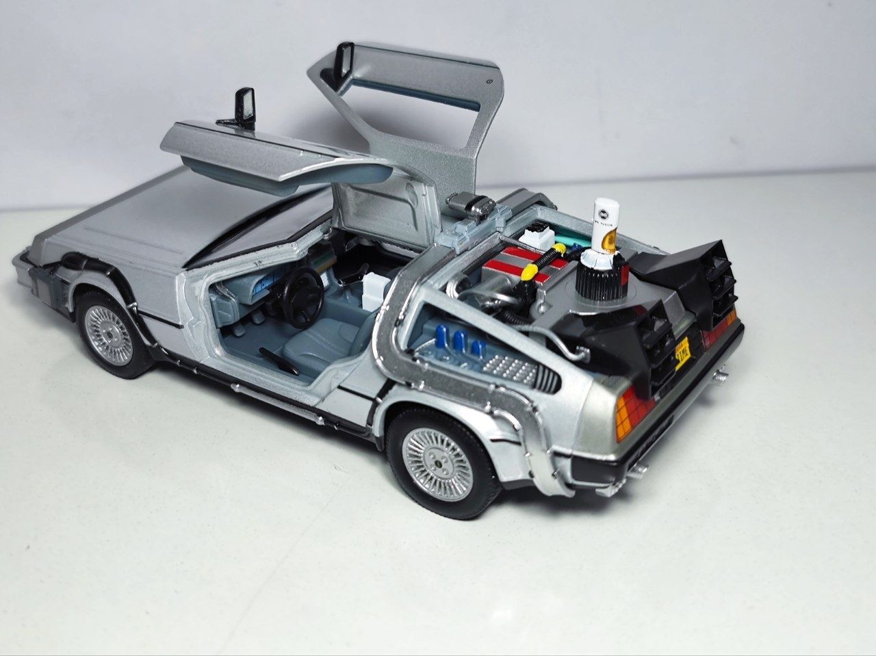 DeLorean DMC -12 Назад в будущее оригинал масштабная модель - Доставка