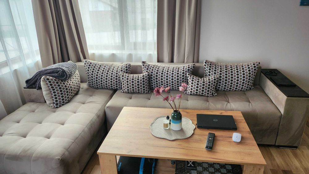 Разтегателен ъглов диван с лежанка +подлакътник мини етажерка