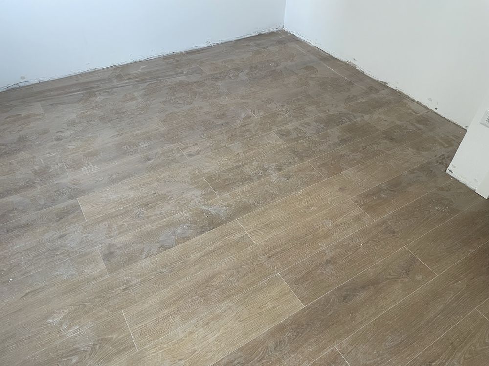 Vând aproximativ 80 mp, grosime 10 mm de parchet laminat .