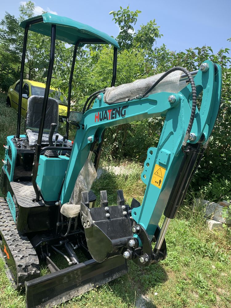 Mini excavator compact