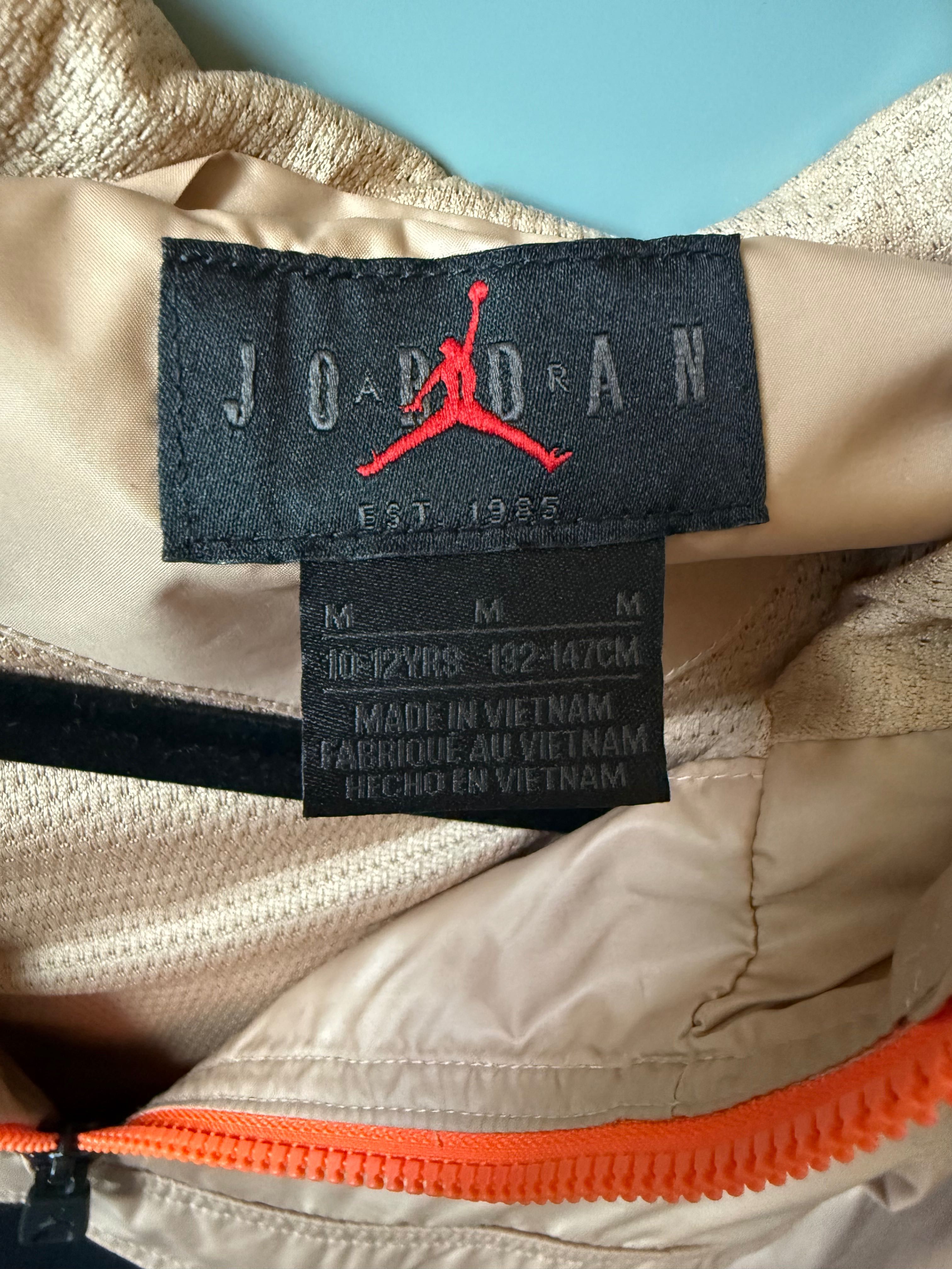 Продавам оригинално детско яке Nike Jordan