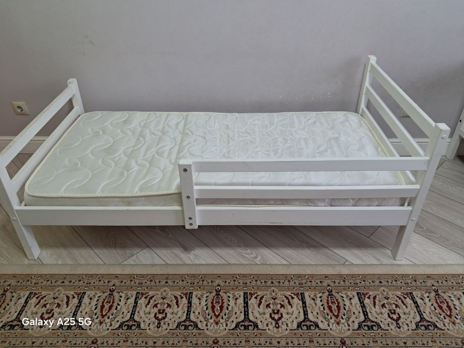 Белая кровать размером 160 на 85