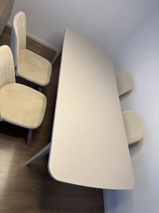 Masa extensibila cu 4 scaune crem