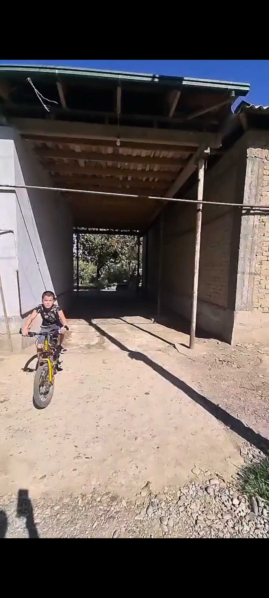 Ховлили уй сотилади