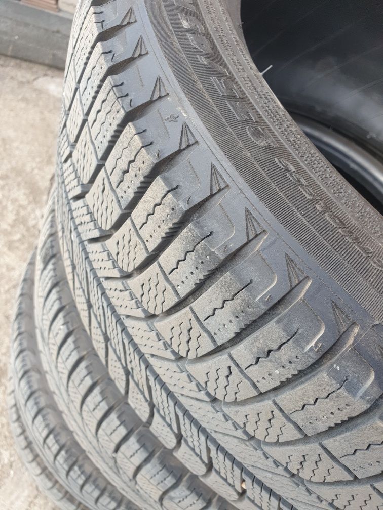 Зимни гуми Michelin 235/45/17