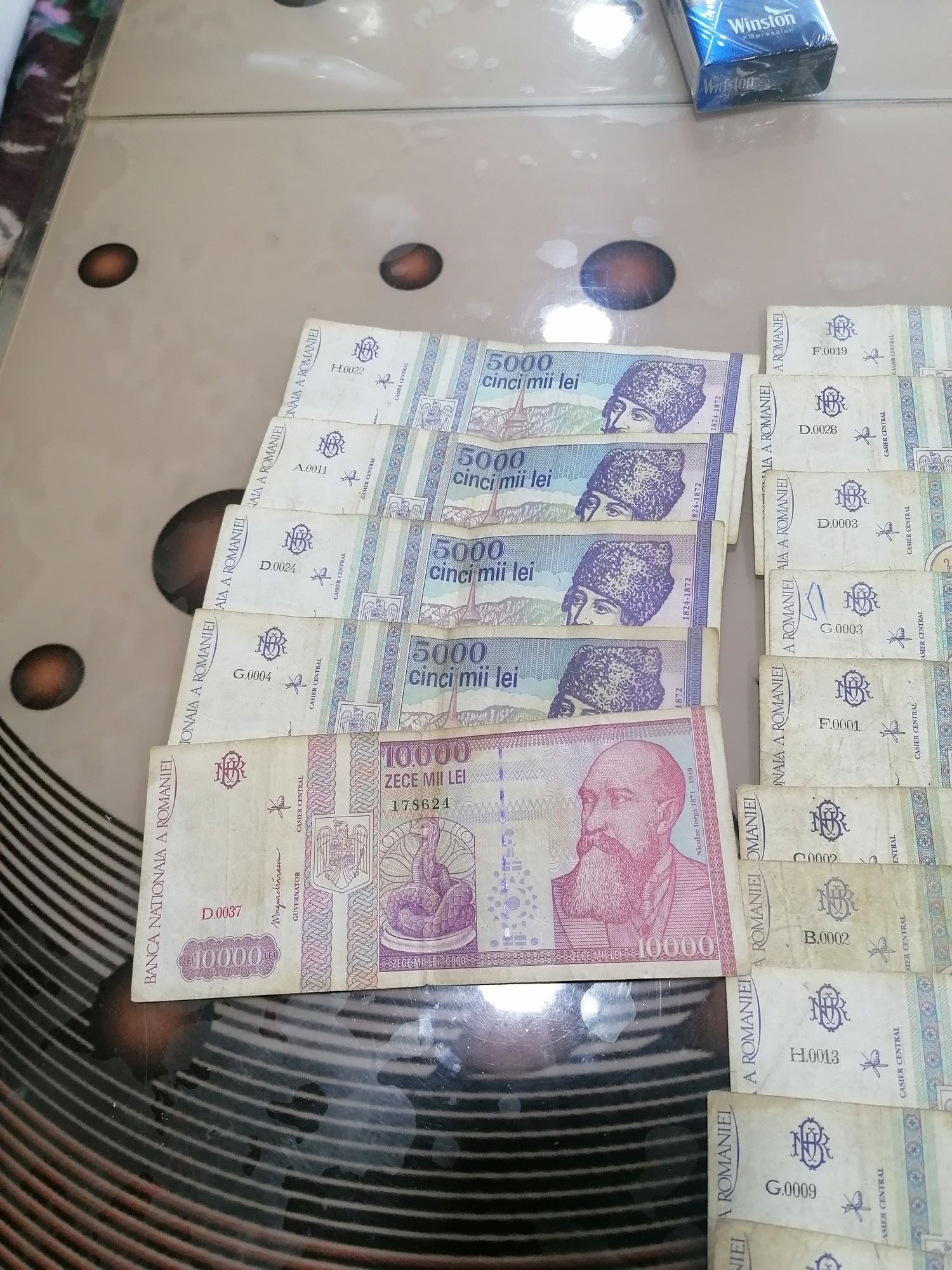 Vând 18 bancnote de 5000 și una de 10000