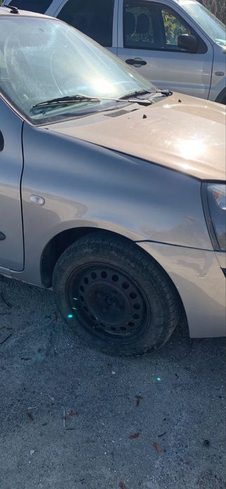 Aripa dreapta fata Renault Symbol Clio 2 Sedan 2005