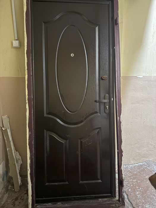 Продам железную дверь.