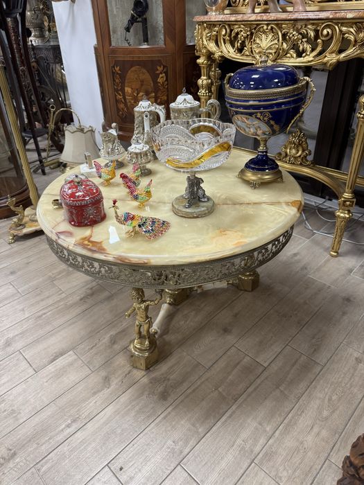 Masa deosebita din bronz cu blat de marmura