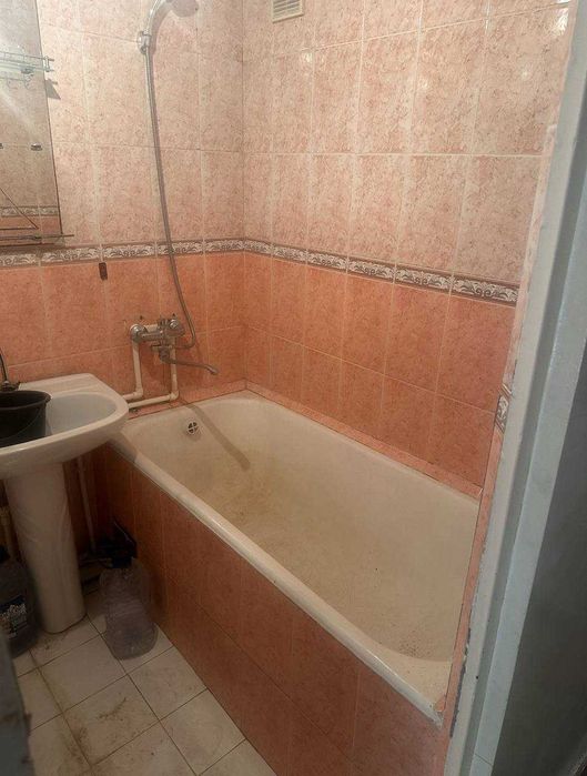 1чи каватда жойлашган квартира сотилади