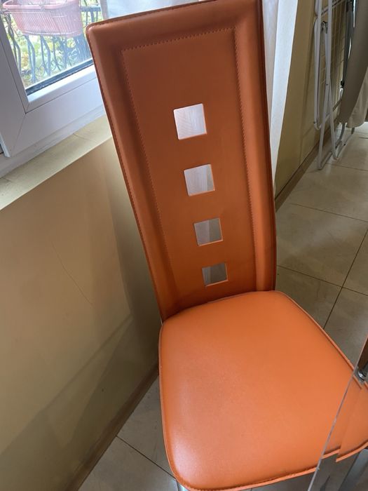 Столове 6 броя и 2 броя бар стола.