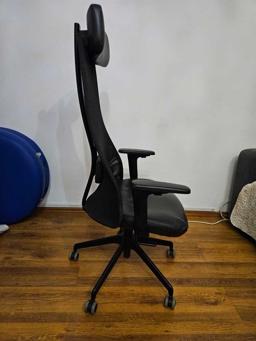 Scaun birou (IKEA, JÄRVFJÄLLET) rotativ cu brațe, Glose negru