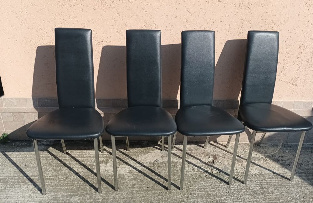 Scaune negre ,material si metal