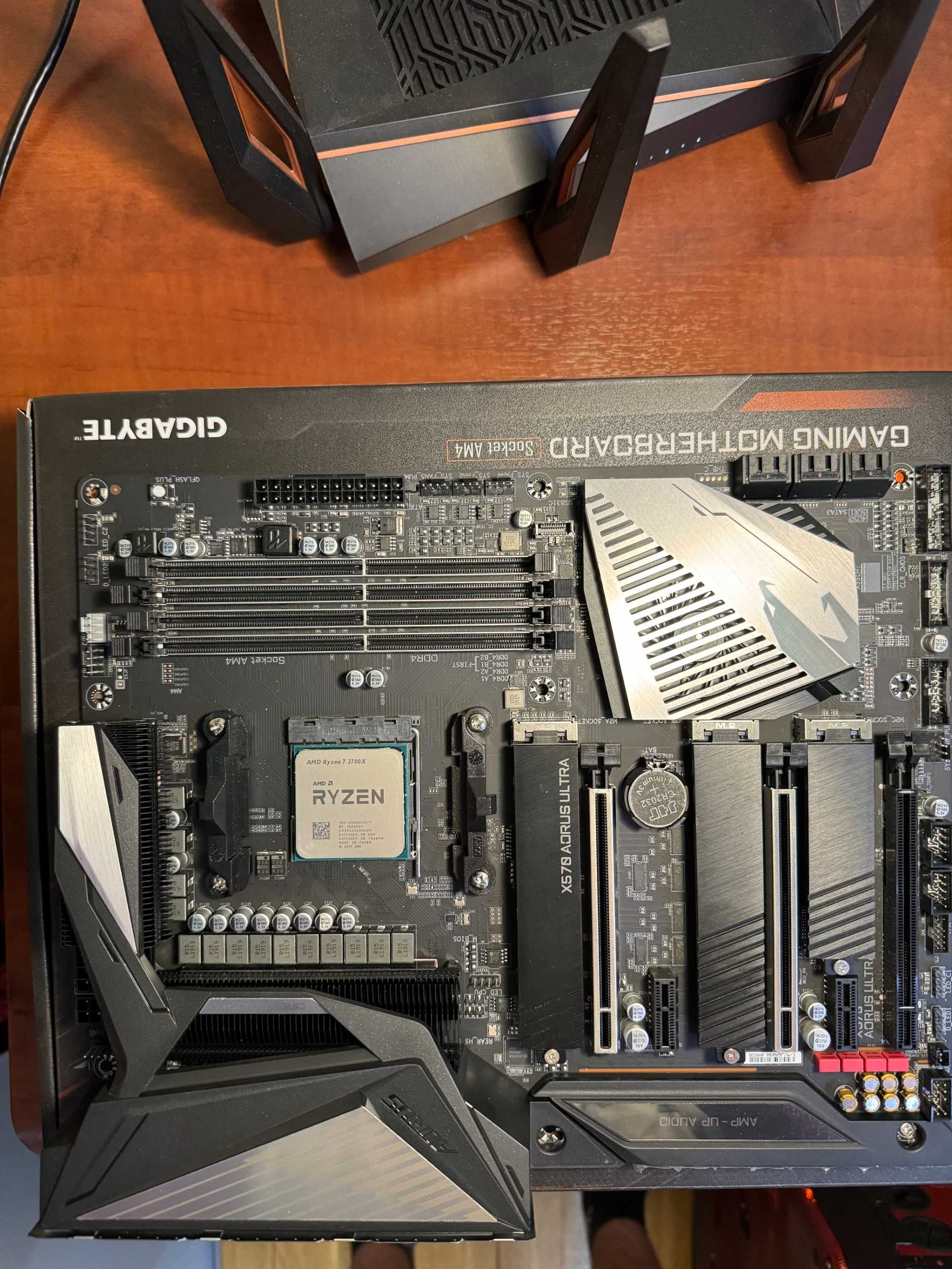 AMD Ryzen 7 3700x + Gigabyte Aorus Ultra X570 + 16Gb Ram + SSD 500 GB