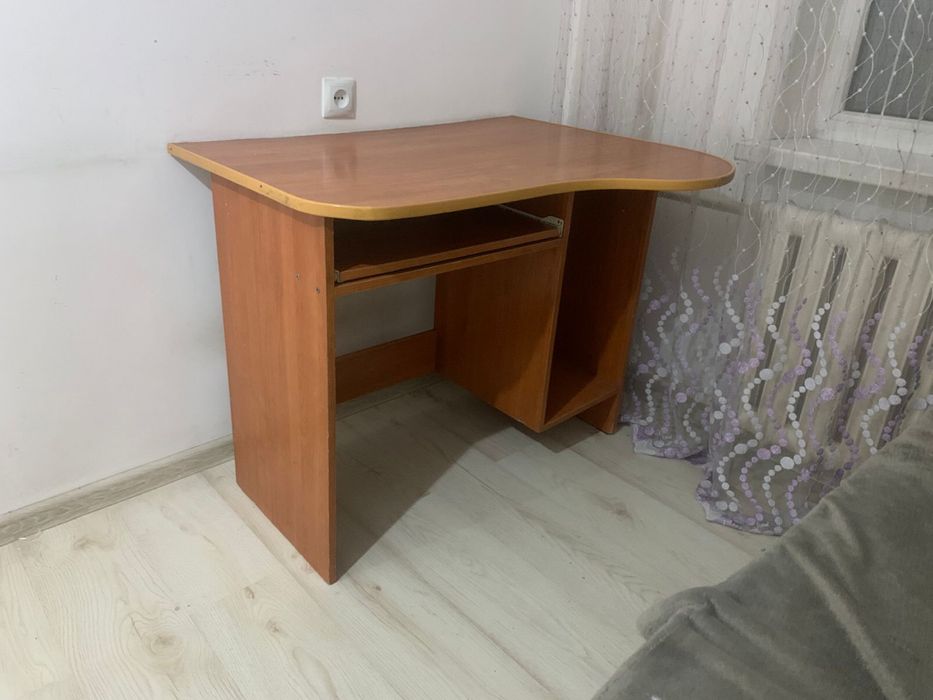 Деревянный стол с полками